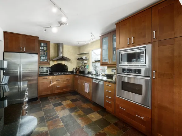 2041 Tompkins Cres, North Vancouver, BC V7H 2C9