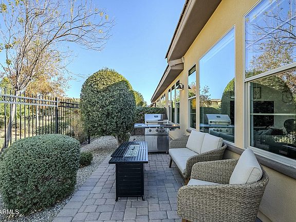 3rd image of 624 E MYRTLE Pass