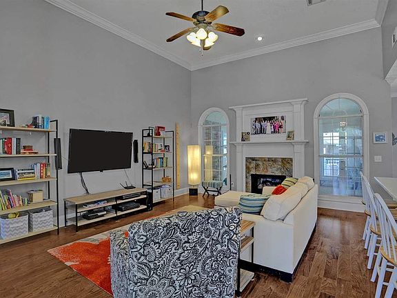 4th image of 216 Oak Park Dr