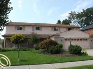 821 Briarcliff Dr, Grosse Pointe Woods, MI 48236