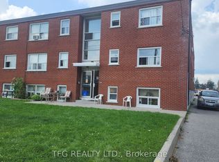 300 Montrave Ave #8, Oshawa, ON L1J 4S2