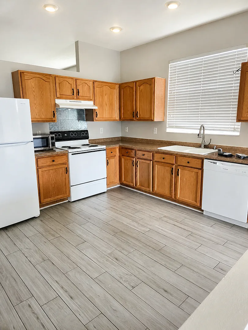 3-Bedroom Home in Lexington Oaks Golf Community Prime Wesley Chapel Location — Photo 3
