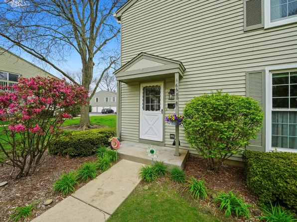 1668 Valley Forge Ct APT D, Wheaton, IL 60189