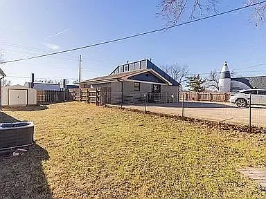 701 N Doris St — Photo 23