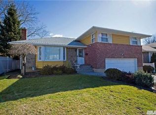 137 Ketchams Rd, Syosset, NY 11791