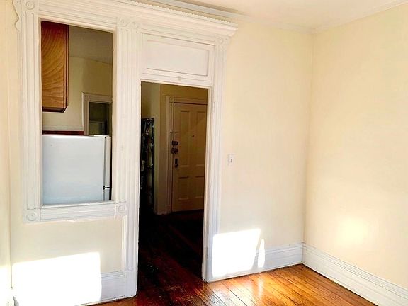 2nd image of 318 E 9th St APT 10