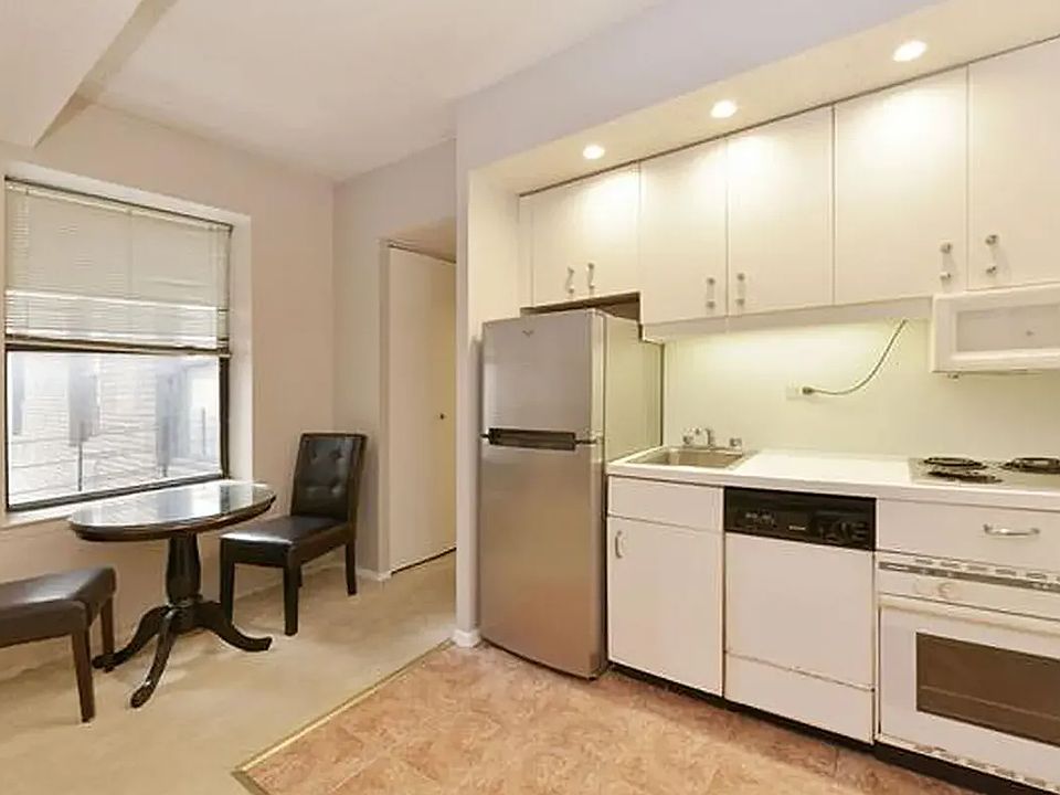 1st image of 150 W 51st St APT 1214