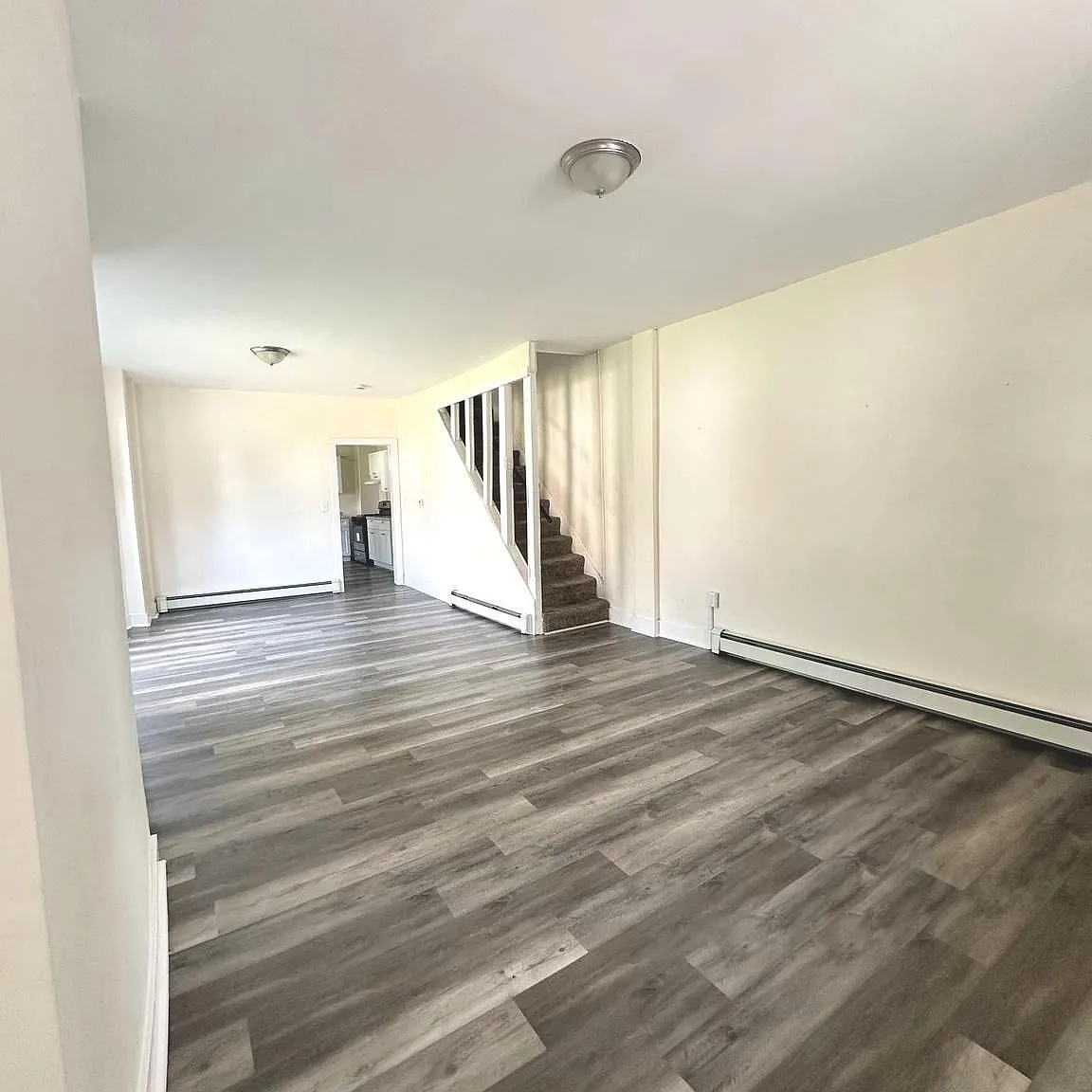 4 bed, 1.0 bath, 1800 sqft, $2,200 — Photo 3
