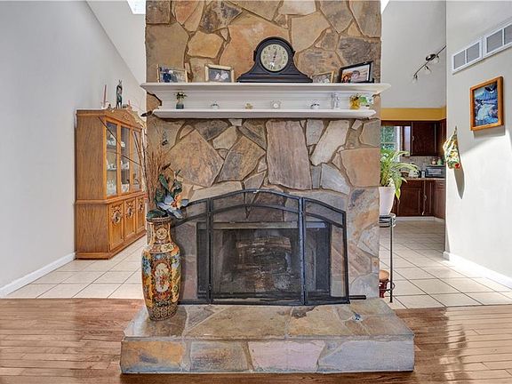 3rd image of 2246 Hampton Dr