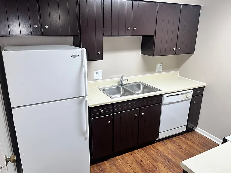 Bristol Square Apartments — Photo 227