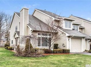 7 Doral Ln, Bay Shore, NY 11706