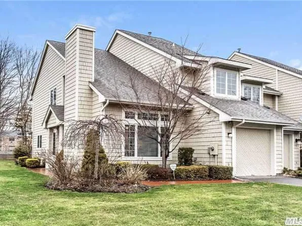 7 Doral Ln, Bay Shore, NY 11706