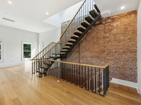 647 Jersey Avenue image 11 of 36