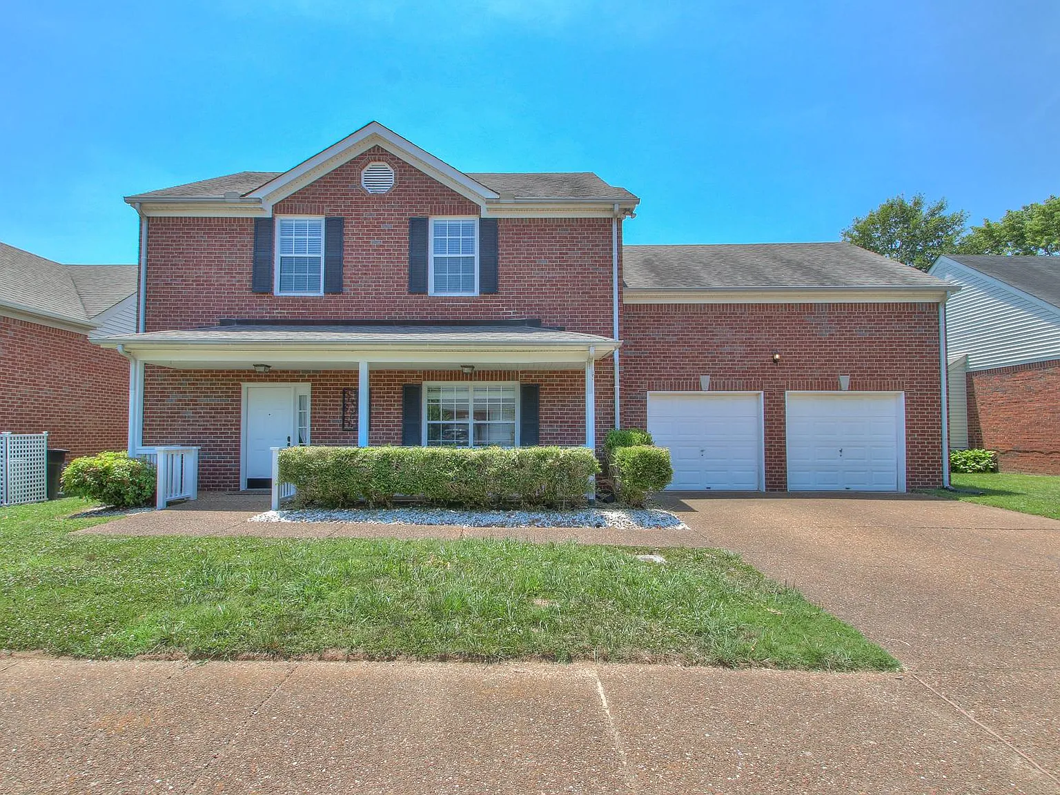1027 Glastonbury Drive — Photo 1