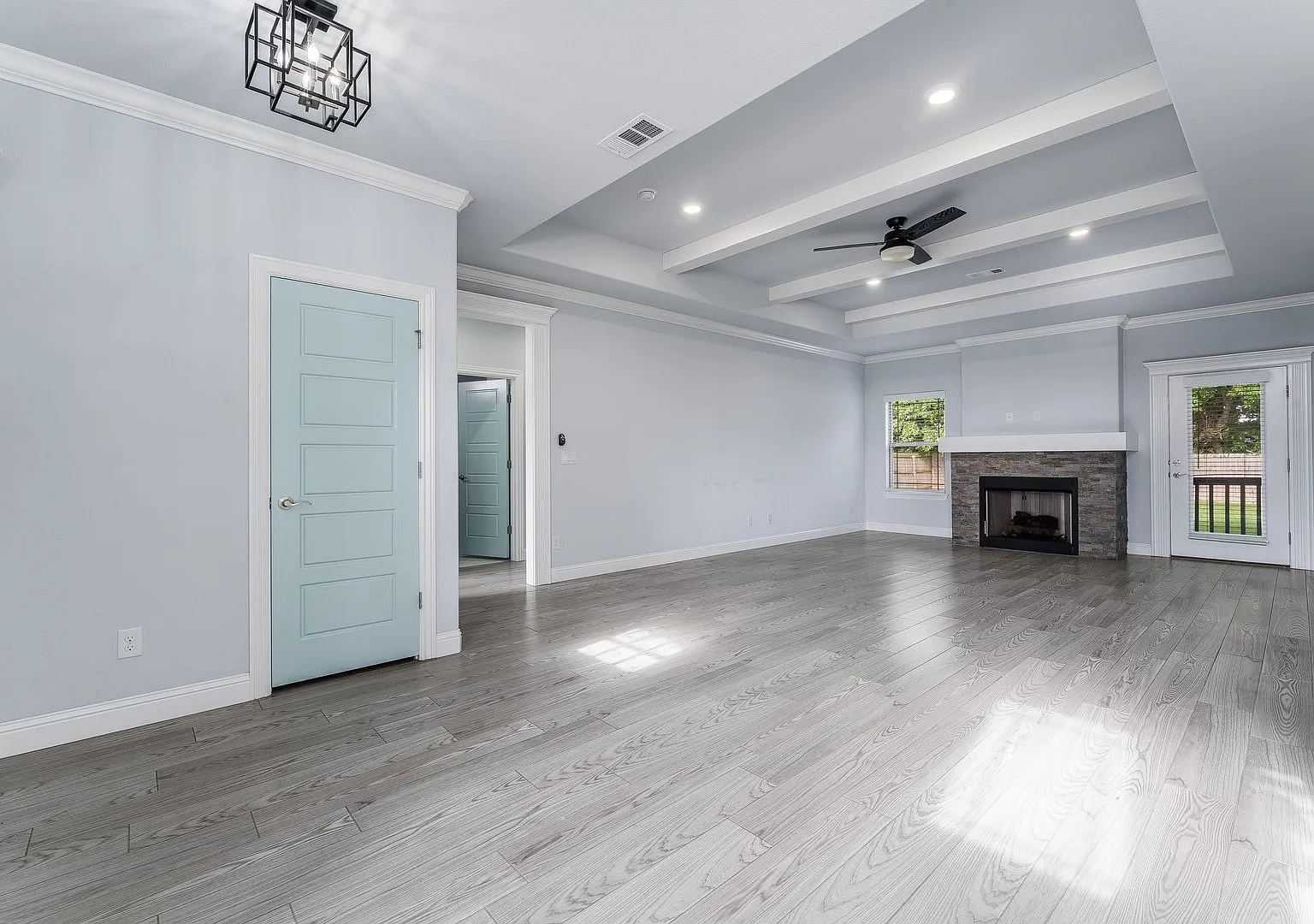 Three bedroom home, ready NOW — Photo 3