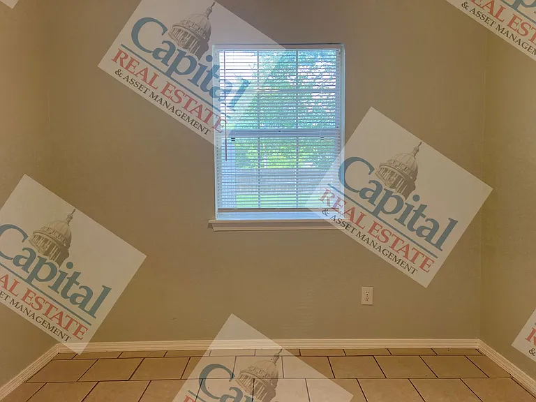 219 W Locust St — Photo 11