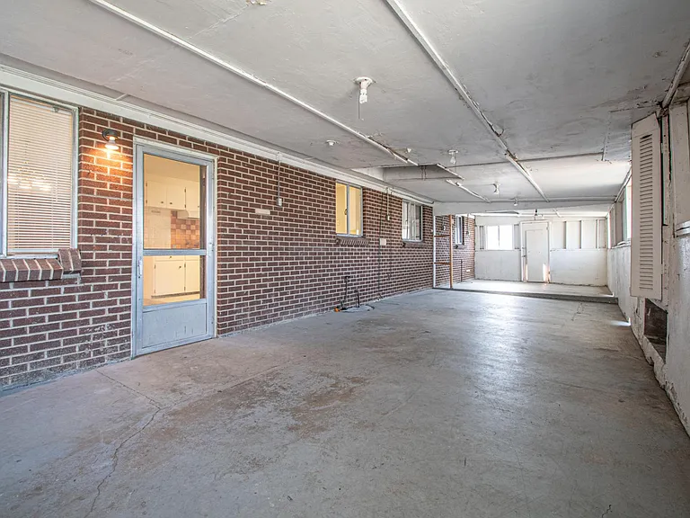 1370 W 1st Ave — Photo 23