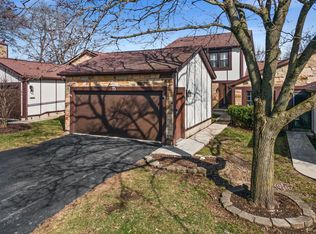 15 White Oak Cir, St Charles, IL 60174