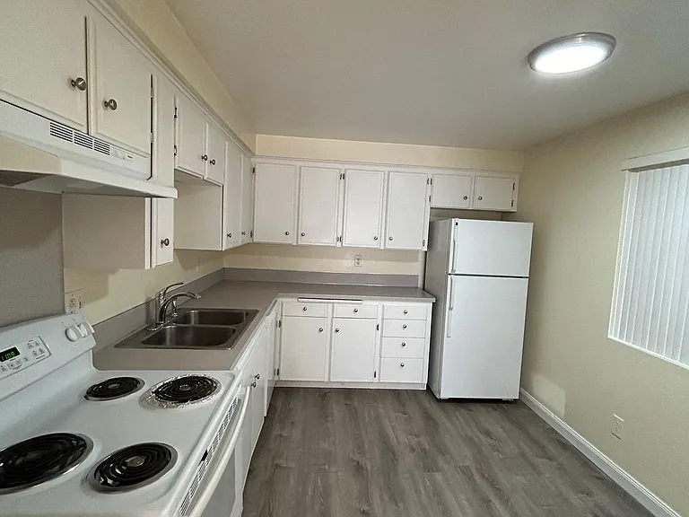 340 E Burke Ave #4 — Photo 2