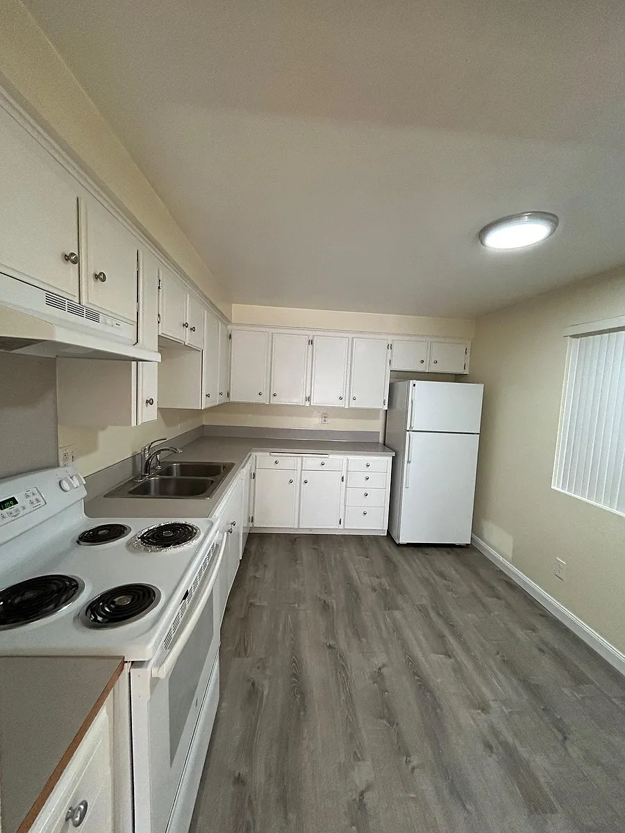Building Photo - 340 E Burke Ave #4