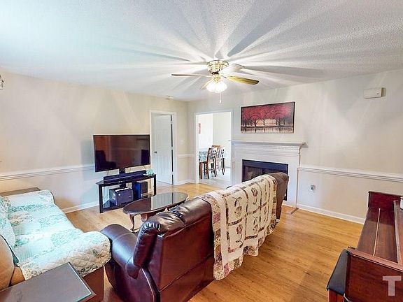 4th image of 303 Jeannine Dr
