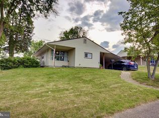 41 Meadow Ln, Levittown, PA 19054