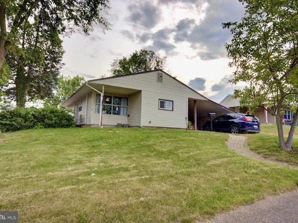 41 Meadow Ln, Levittown, PA 19054