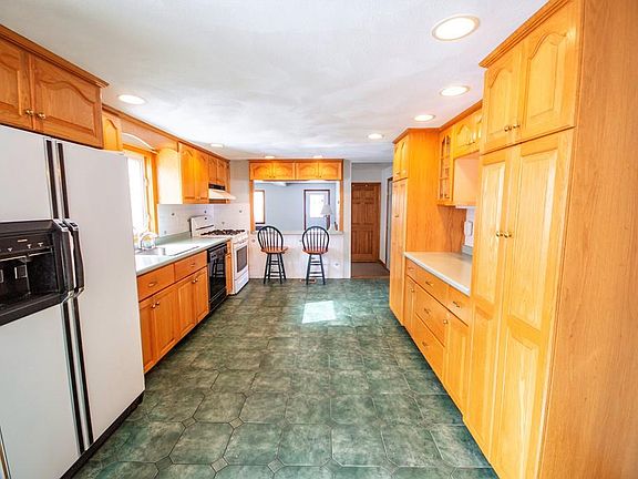 3rd image of 63 Meadow St