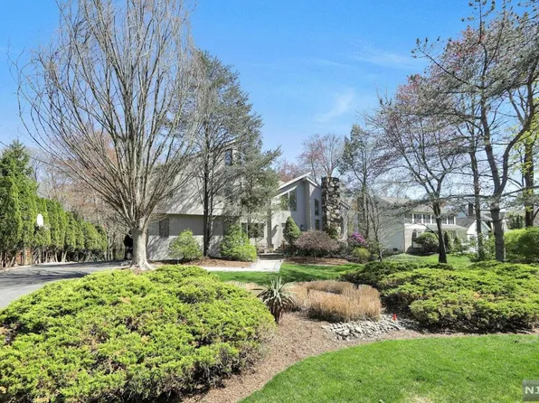 27 Gloria Dr, Allendale, NJ 07401