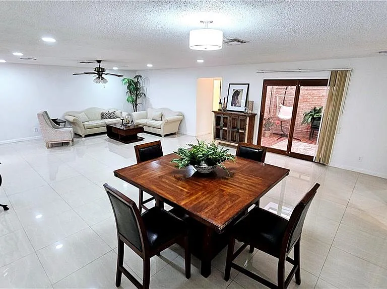 705 Kerry Ln — Photo 4