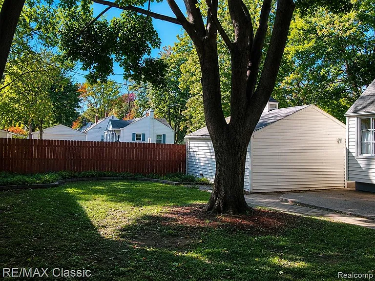 2702 N Main St — Photo 24
