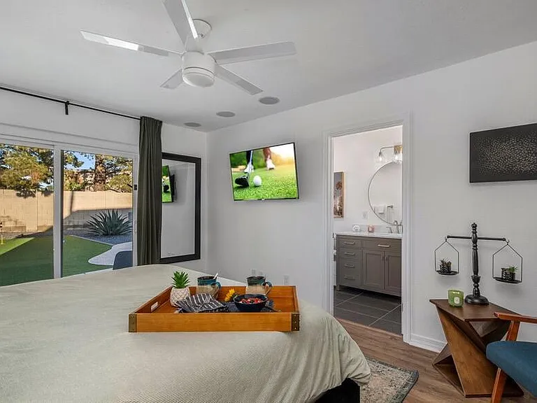 4526 E Paradise Ln — Photo 3