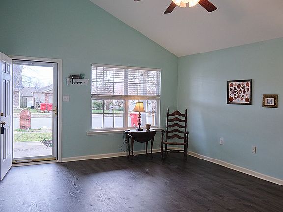 5th image of 107 Christopher Dr