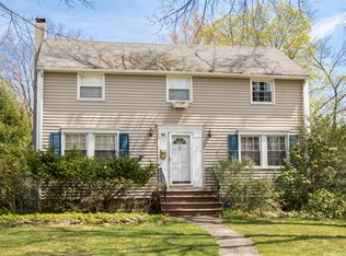 25 Sherbrooke Pkwy, Livingston, NJ 07039