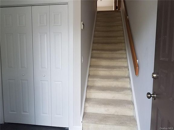 4th image of 8 Aspen Ct