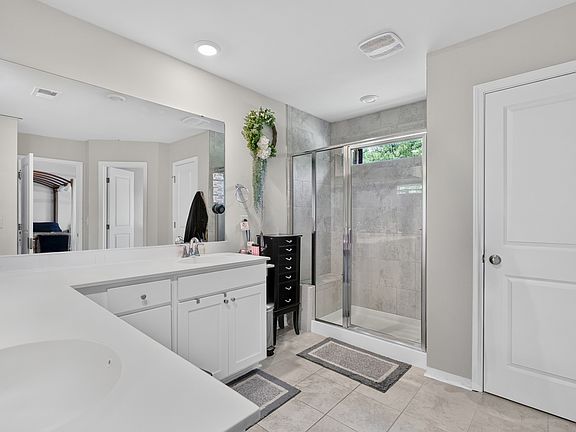 3rd image of 164 Garden Lily Ln