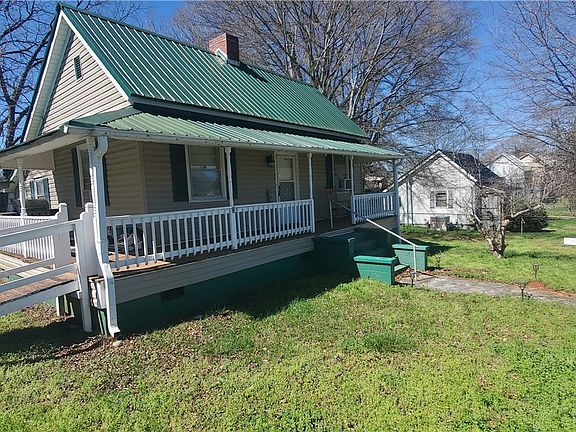 3rd image of 114 Hampton St