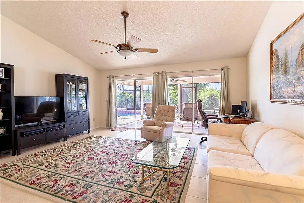 4 bed, 2212 sqft, $4,000 — Photo 3