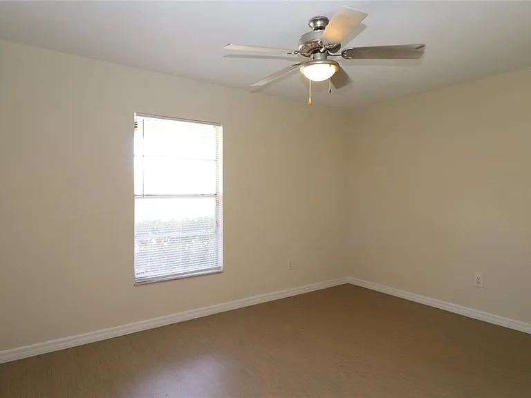 907 Primrose Ter — Photo 21