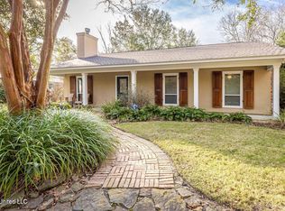 9525 W Palm Ln, Ocean Springs, MS 39564