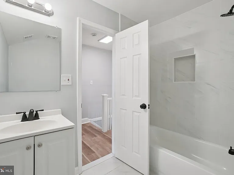 2500 S Eads St — Photo 16