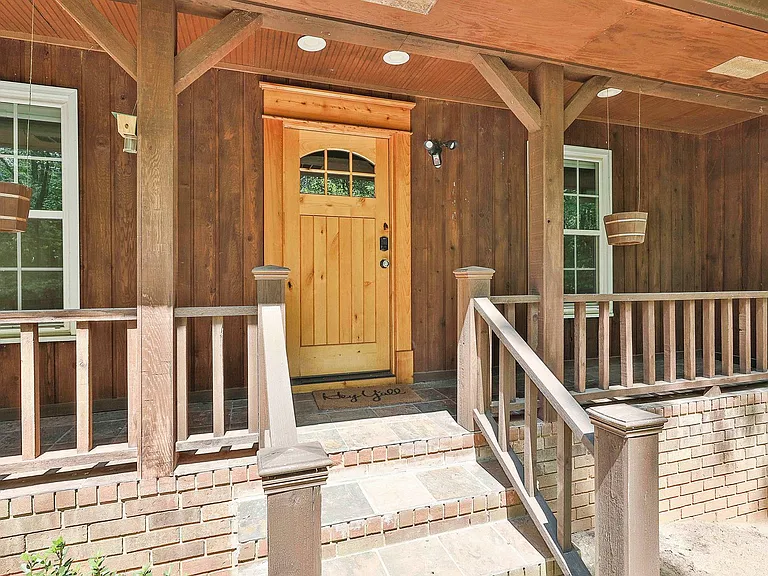410 Thornton Lane — Photo 3