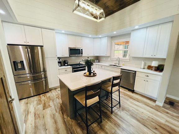 3rd image of 111 Dylark Dr
