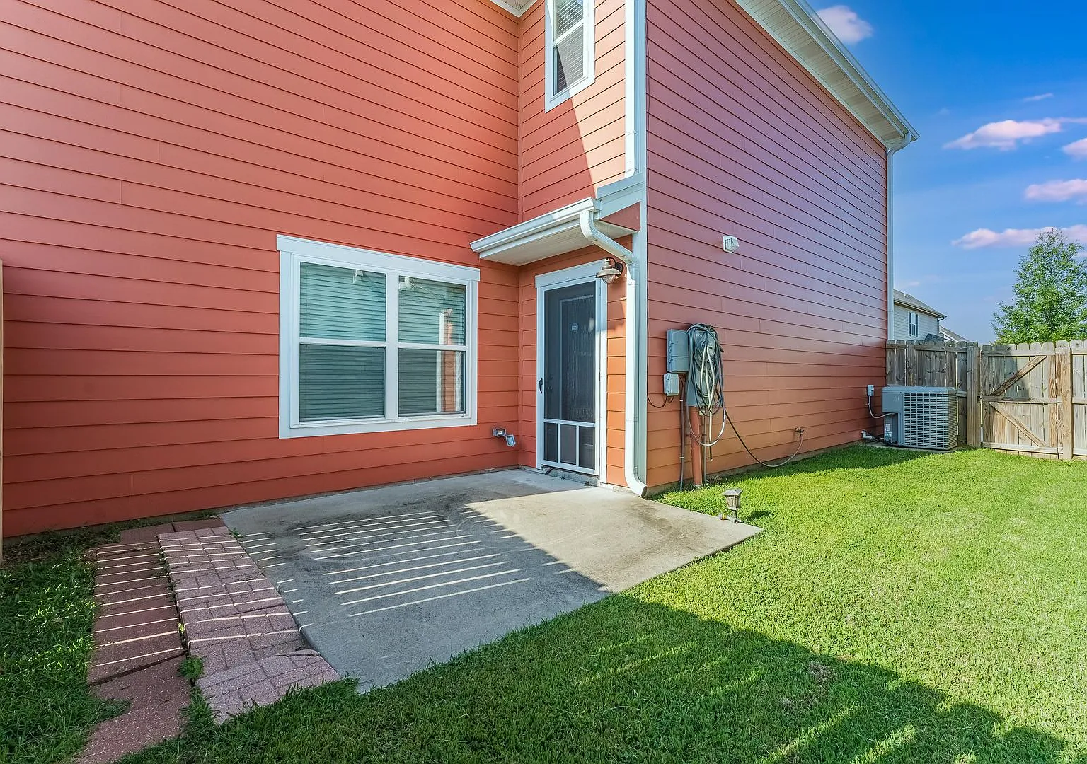 Charming 3-Bedroom, 2.5-Bathroom Retreat in Bentonville Comfort and Convenience Await! — Photo 3