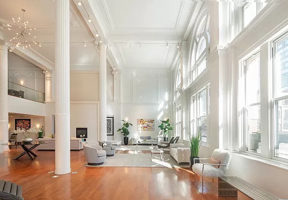 3rd image of 260 West Broadway