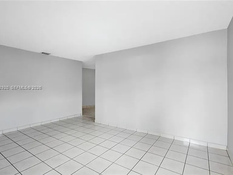 2476 SW 17th St — Photo 4