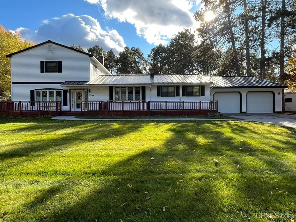 366 Lakewood Ln, Marquette, MI 49855