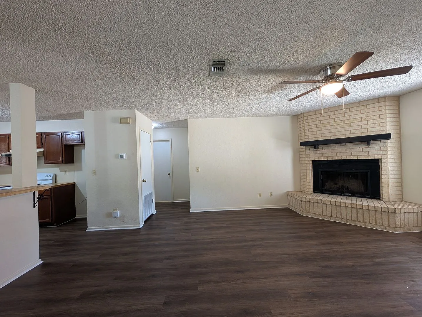 On a Cul -de-Sac/ Fireplace / No Carpet / Large Covered Back Patio / NBISD — Photo 4
