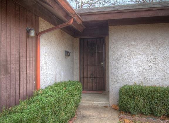 2nd image of 1137 E Davis Ave