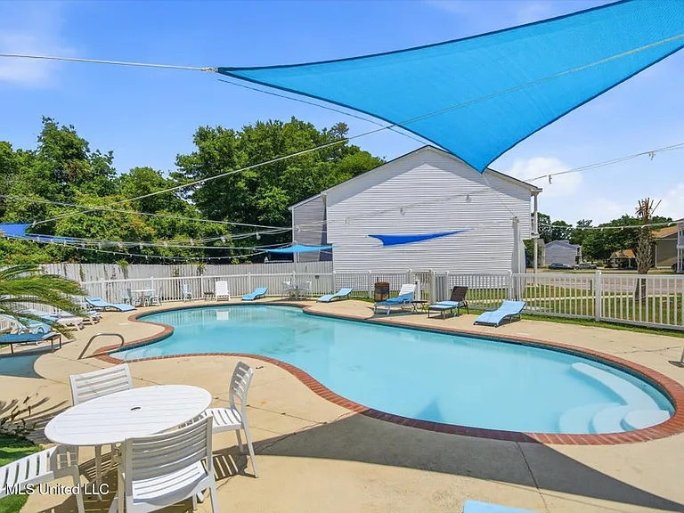 1283 Century Oaks Dr — Photo 11